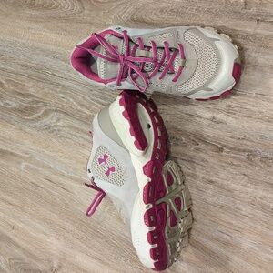 🩷🫓Under Armour Women's Athletic Shoes in Pink & Cream size 10🩷🫓  NICE!!!